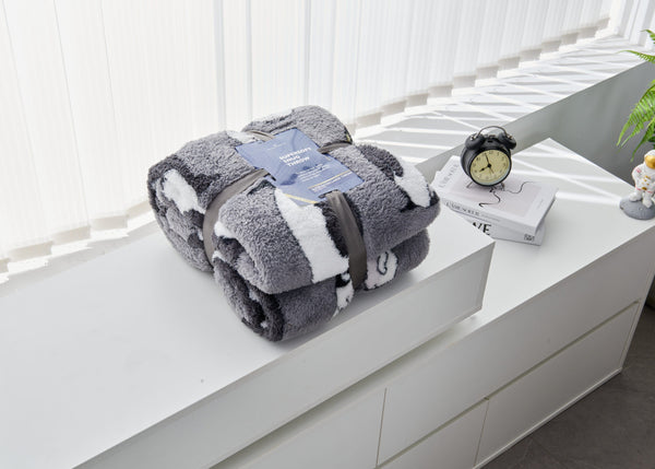 TEDDY EMPEROR PENGUIN THROW